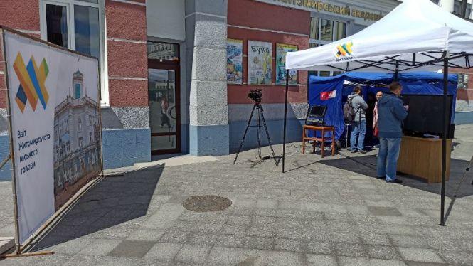 Новини Житомира - фото з Сухомлин звітує перед житомирянами. Фото