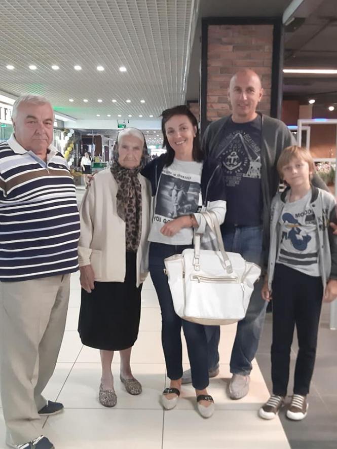 На зображенні може бути: 5 людей, люди стоять, footwear та outerwear