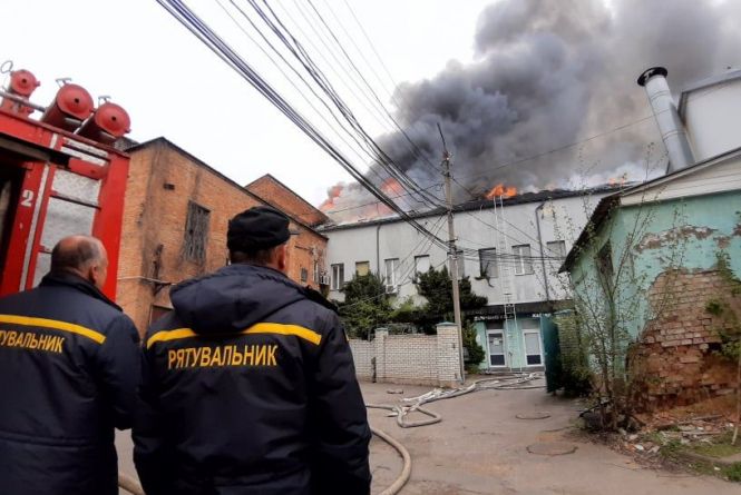Новини Вінниці - фото з Наслідки пожежі на Бевза, ціни на нерухомість та інше важливе за 1 травня на 20minut.ua Долю офісів на Бевза можуть повторити й інші вінницькі будівлі. Що ми ще дізнались?