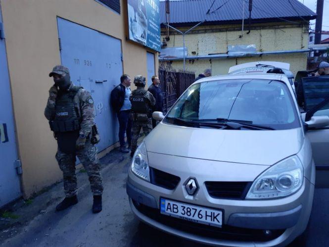 Новини Вінниці - фото з Обличчям в асфальт: бійці КОРДу біля Туркішсіті затримали двох чоловіків