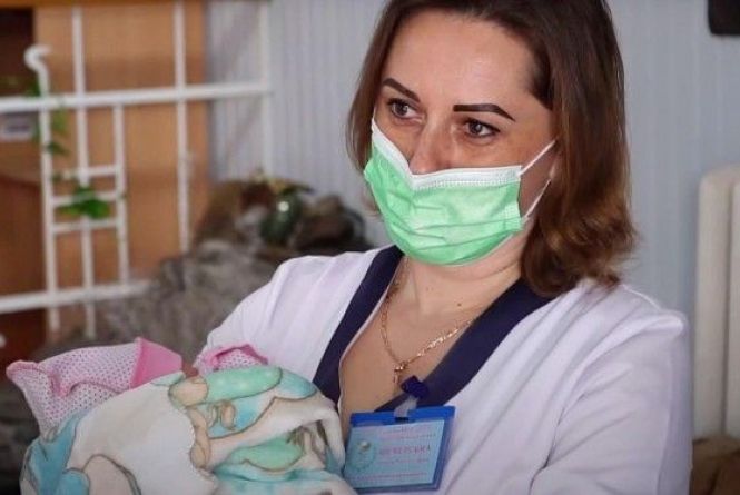 «Надійку проводжали усім відділенням, дехто сліз не стримував». Покинуте немовля перевезли до Вінниці