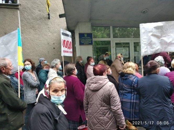 Новини Житомира - фото з У Житомирі "тітушки" приїхали бити бабусь з учгоспу "Україна" , в яких відібрали землю.