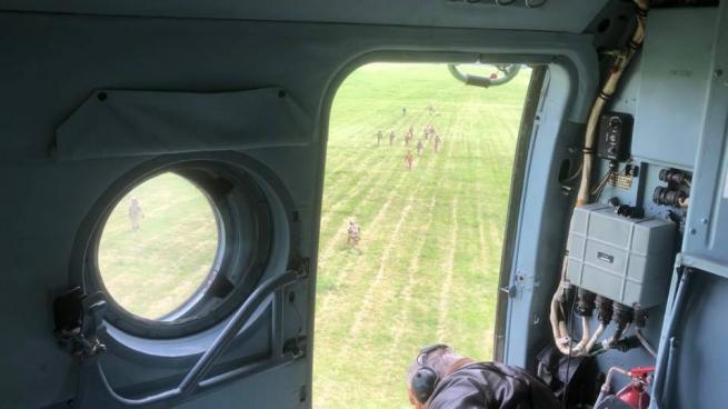 На зображенні може бути: літак та на відкритому повітрі