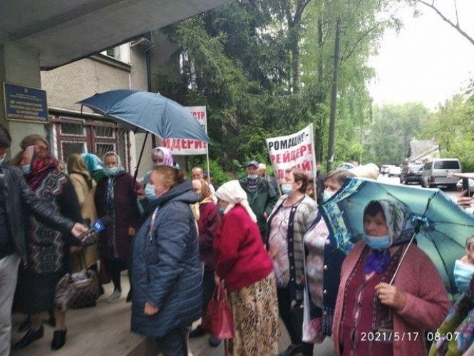 Новини Житомира - фото з У Житомирі "тітушки" приїхали бити бабусь з учгоспу "Україна" , в яких відібрали землю.