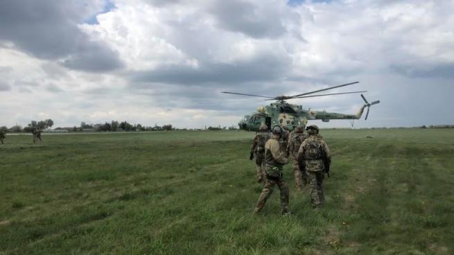 На зображенні може бути: літак та на відкритому повітрі