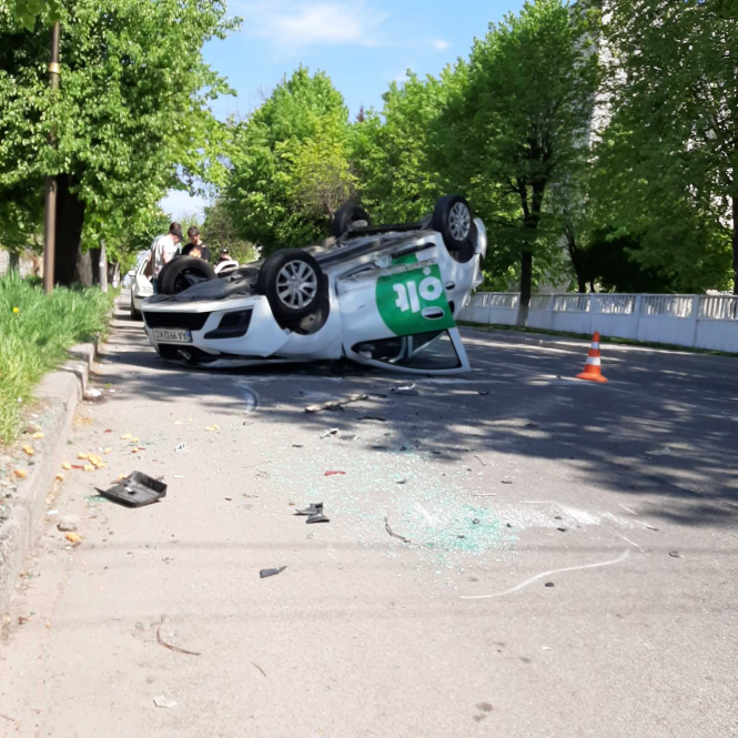 Новини Вінниці - фото з На Галицького зіткнулися автівка таксі Bolt та іномарка. Є постраждалі (ВІДЕО)