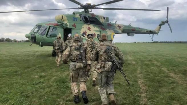 На зображенні може бути: літак та на відкритому повітрі