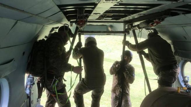 На зображенні може бути: одна або кілька осіб та военная форма