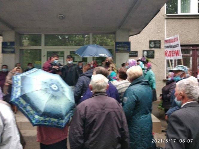 Новини Житомира - фото з У Житомирі "тітушки" приїхали бити бабусь з учгоспу "Україна" , в яких відібрали землю.