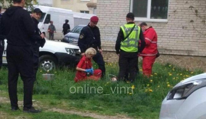 Новини Вінниці - фото з На Первозванного чоловік з ножем кидався на перехожих. Є поранені