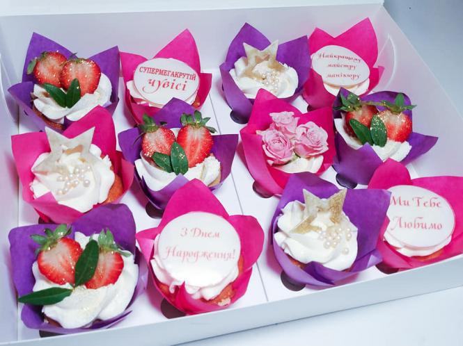 Новини Тернополя - фото з Я успішна! Кондитерка з Тернополя про те, як бабуся навчила любити випічку і безсонні ночі за роботою На зображенні може бути: strawberry та cupcake