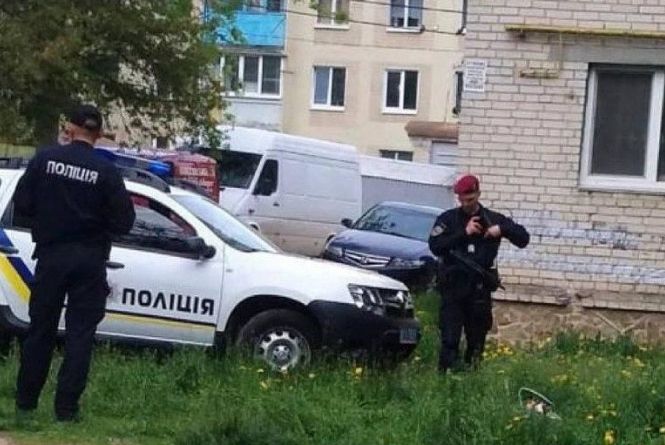 Новини Вінниці - фото з Різанина на Первозванного. З'явилося відео, де видно як затримували хулігана На Первозванного чоловік з ножем кидався на перехожих. Є поранені