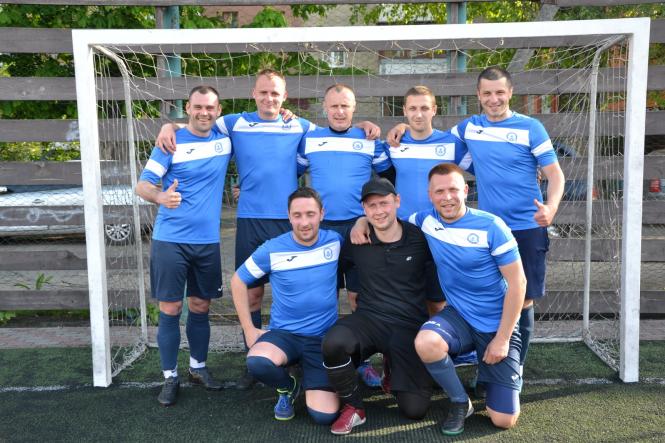 На зображенні може бути: 8 людей, люди стоять та на відкритому повітрі