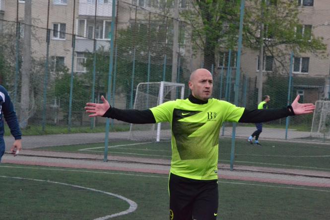 На зображенні може бути: 1 особа, стоїть та на відкритому повітрі