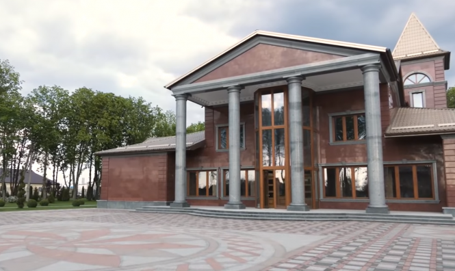 Новини Козятина - фото з «Бальзамувати, як Леніна, не будуть»: Леонід Яковишин, що родом з Козятина, побудував собі мавзолей