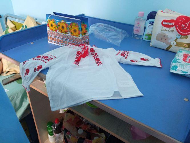 Новини Вінниці - фото з «Народжені у вишиванці»: малюкам у пологовому подарували традиційні вишиті сорочки