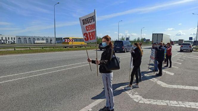 Новини Житомира - фото з У Житомирському районі обкрадені Держгеокадастром селяни перекрили трасу Київ-Чоп. ФОТО. ВІДЕО. Оновлюється