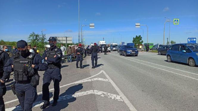 Новини Житомира - фото з У Житомирському районі обкрадені Держгеокадастром селяни перекрили трасу Київ-Чоп. ФОТО. ВІДЕО. Оновлюється