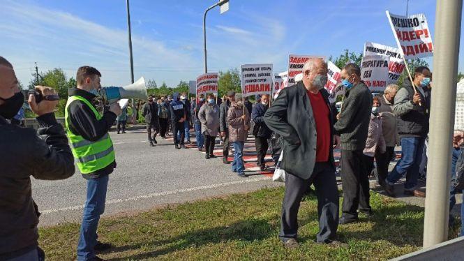 Новини Житомира - фото з У Житомирському районі обкрадені Держгеокадастром селяни перекрили трасу Київ-Чоп. ФОТО. ВІДЕО. Оновлюється