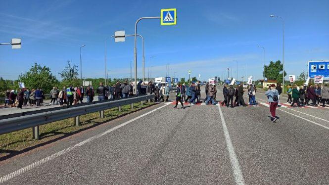 Новини Житомира - фото з У Житомирському районі обкрадені Держгеокадастром селяни перекрили трасу Київ-Чоп. ФОТО. ВІДЕО. Оновлюється