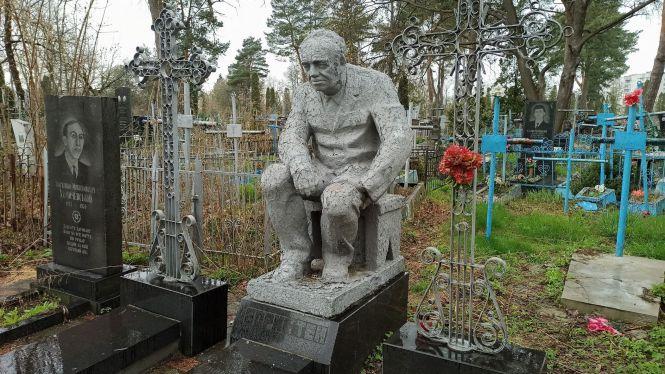 Новини Житомира - фото з І сміх, і сльози, і любов на житомирських кладовищах…