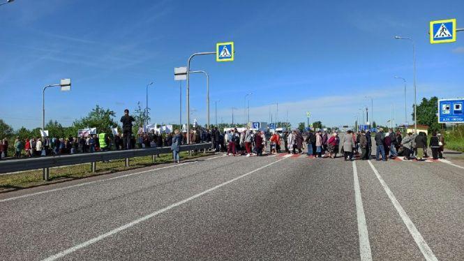 Новини Житомира - фото з У Житомирському районі обкрадені Держгеокадастром селяни перекрили трасу Київ-Чоп. ФОТО. ВІДЕО. Оновлюється