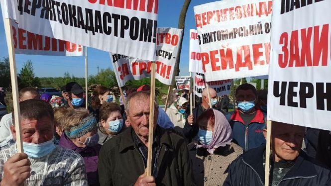 Новини Житомира - фото з У Житомирському районі обкрадені Держгеокадастром селяни перекрили трасу Київ-Чоп. ФОТО. ВІДЕО. Оновлюється