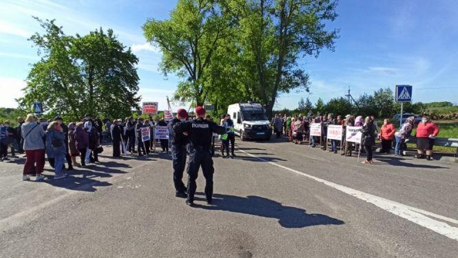 Новини Житомира - фото з У Житомирському районі обкрадені Держгеокадастром селяни перекрили трасу Київ-Чоп. ФОТО. ВІДЕО. Оновлюється