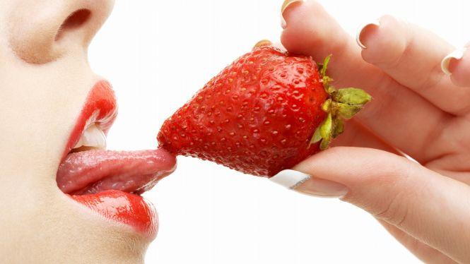 Новини Вінниці - фото з Полуниця з вершками: прості прийоми, які урізноманітнять ваше сексуальне життя