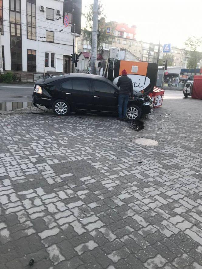 Новини Тернополя - фото з У Тернополі поблизу ринку зіткнулися дві іномарки. Один з водіїв травмований (ОНОВЛЕНО)