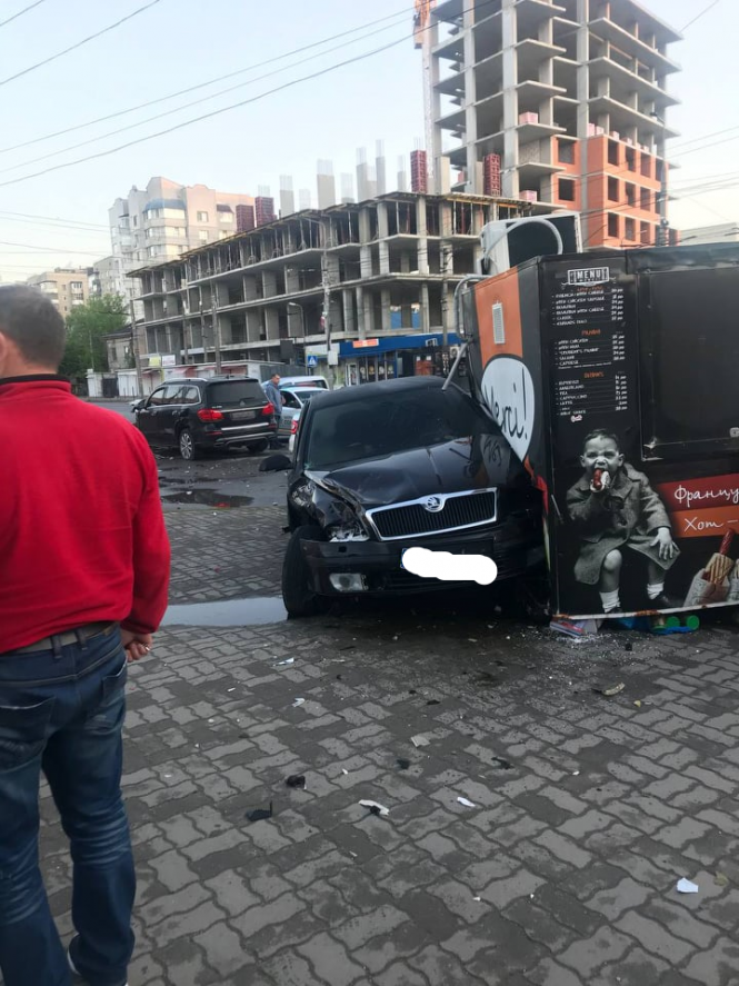 Новини Тернополя - фото з У Тернополі поблизу ринку зіткнулися дві іномарки. Один з водіїв травмований (ОНОВЛЕНО)