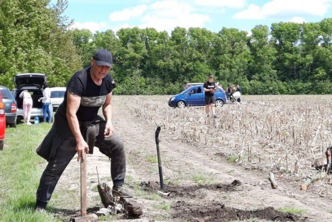 «Захоплюють» власні землі. АТОвці розбирають по 10 соток на полі, де сіє аграрний університет