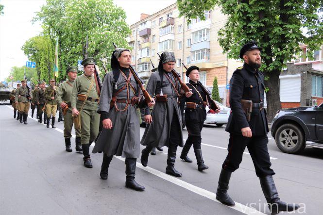 Новини Хмельницького - фото з Військова техніка і кілометрова колона. Фоторепортаж з Дня Героїв у Хмельницькому