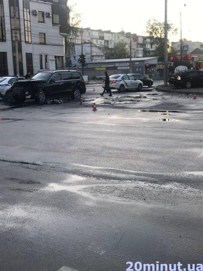 Новини Тернополя - фото з У Тернополі поблизу ринку зіткнулися дві іномарки. Один з водіїв травмований (ОНОВЛЕНО)