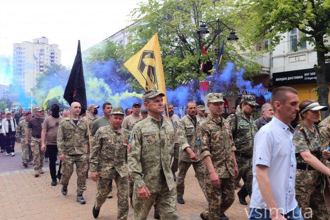 Новини Хмельницького - фото з Військова техніка і кілометрова колона. Фоторепортаж з Дня Героїв у Хмельницькому