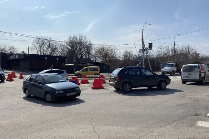 «Там неможливо проїхати»: водії просять прибрати круговий рух перед Староміським мостом