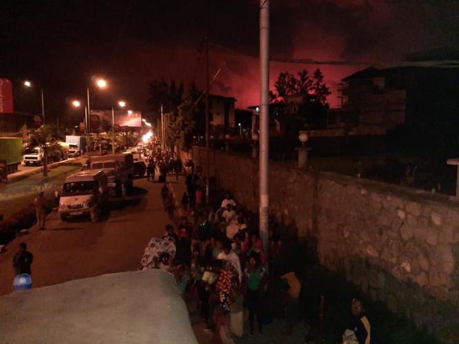 На зображенні може бути: стоїть, вогонь та на відкритому повітрі