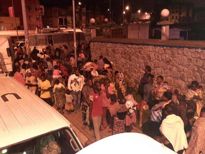 На зображенні може бути: одна або кілька осіб, люди стоять та на відкритому повітрі