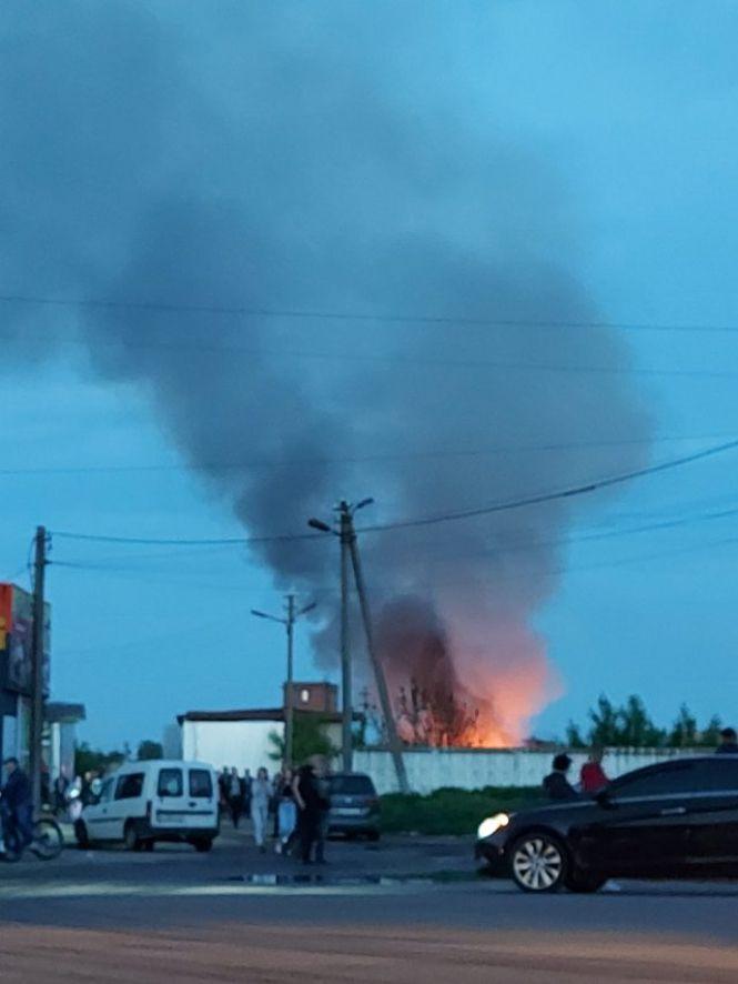 Новини Житомира - фото з У Бердичеві горів закинутий м'ясокомбінат. ФОТО
