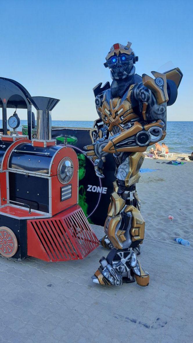 Новини Вінниці - фото з Ніби з Голлівуду. Навіщо вінничанин виготовляє яскраві костюми відомих кіногероїв?