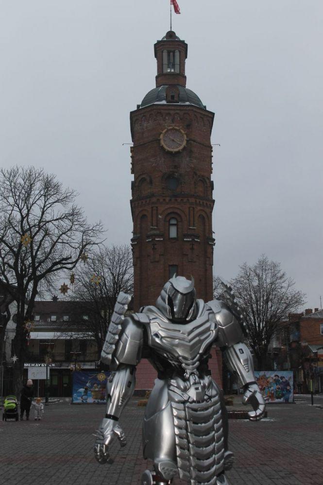 Новини Вінниці - фото з Ніби з Голлівуду. Навіщо вінничанин виготовляє яскраві костюми відомих кіногероїв?
