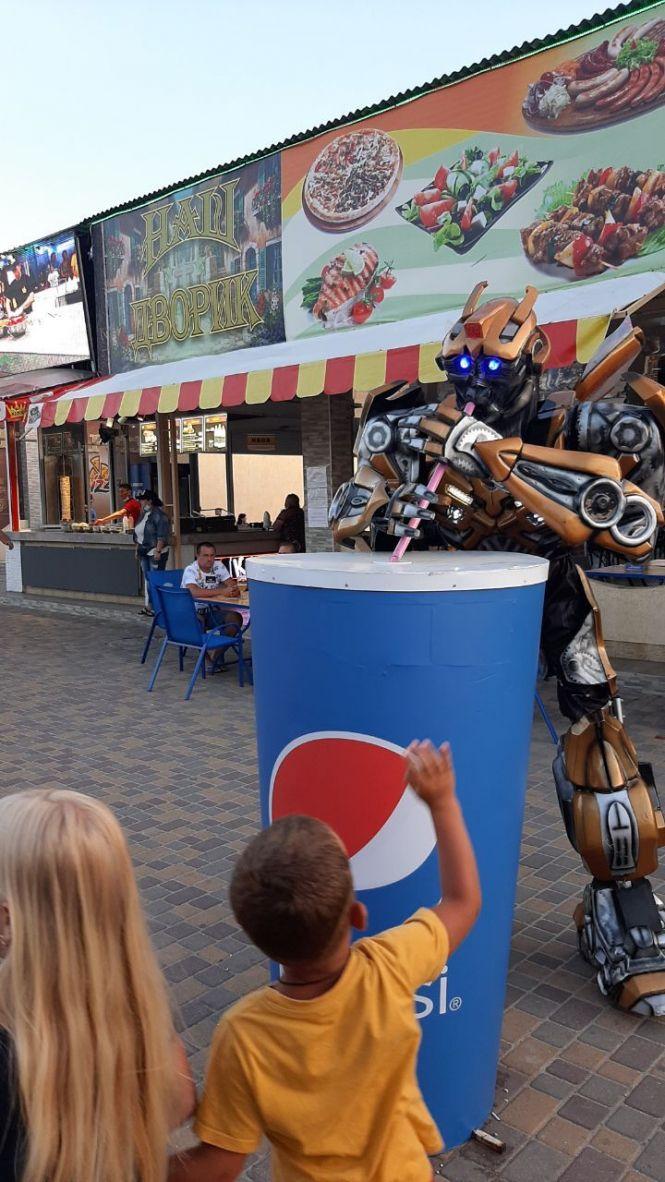 Новини Вінниці - фото з Ніби з Голлівуду. Навіщо вінничанин виготовляє яскраві костюми відомих кіногероїв?