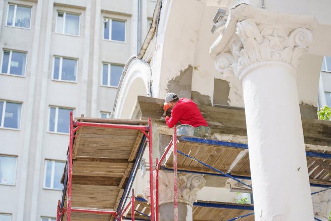 На зображенні може бути: одна або кілька осіб та на відкритому повітрі