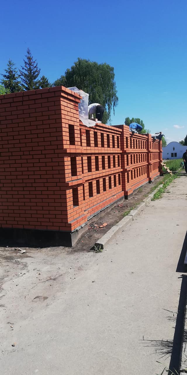 Возможно, это изображение (на открытом воздухе и кирпичная стена)