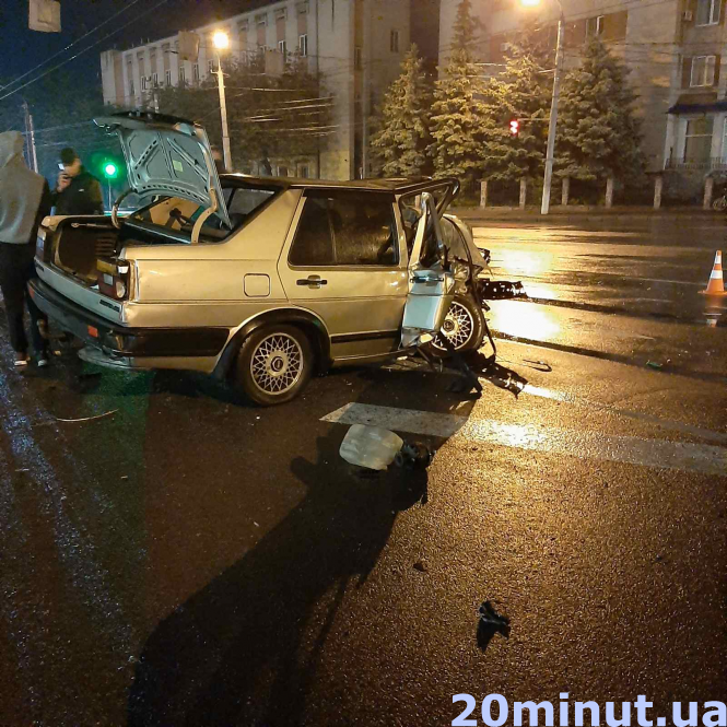 Новини Вінниці - фото з Моторошна ДТП біля тюрми: наполовину зім'яло авто, але водій живий