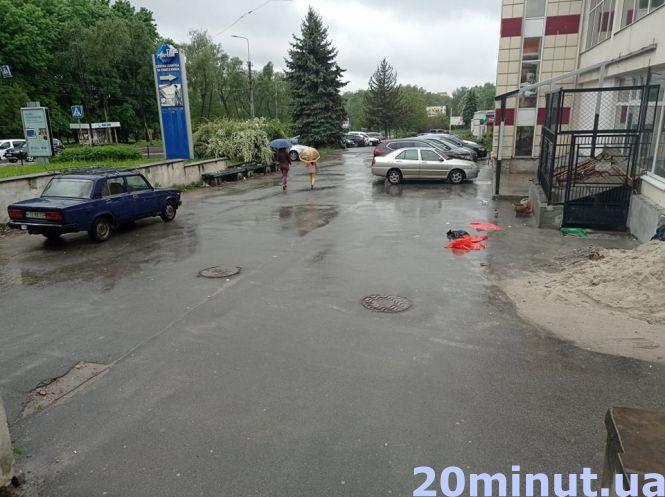 Новини Тернополя - фото з На проспекті Злуки виявили мертвим 25-річного чоловіка. Чи було це вбивство? (ФОТО, ВІДЕО)