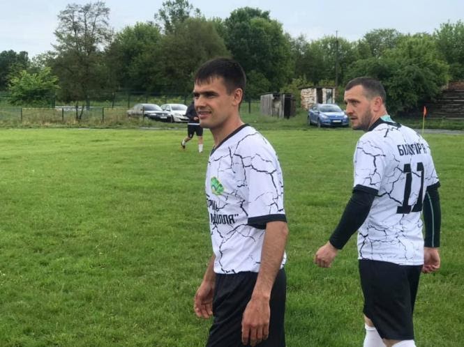 На зображенні може бути: 2 людей, люди стоять та трава