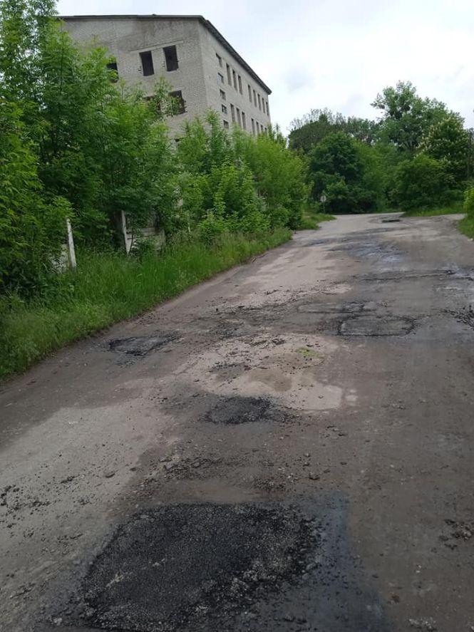 Новини Козятина - фото з "Не ремонтувалась ...дцять років": в Махаринцях латають ями