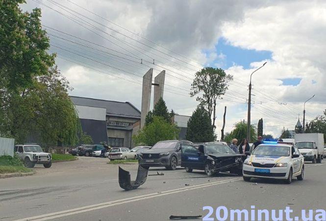 Новини Тернополя - фото з Біля Будинку жалоби на Микулинецькій ДТП: зіткнулись учбове авто і BMW (ОНОВЛЕНО)