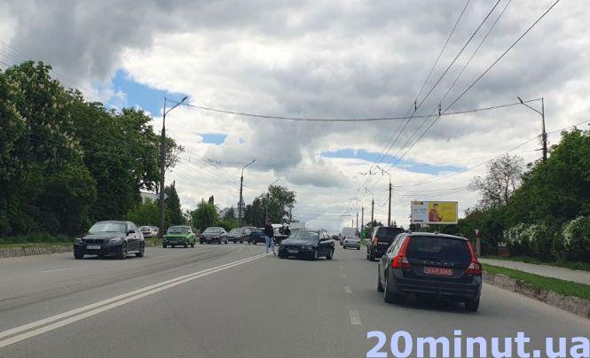 Новини Тернополя - фото з Біля Будинку жалоби на Микулинецькій ДТП: зіткнулись учбове авто і BMW (ОНОВЛЕНО)